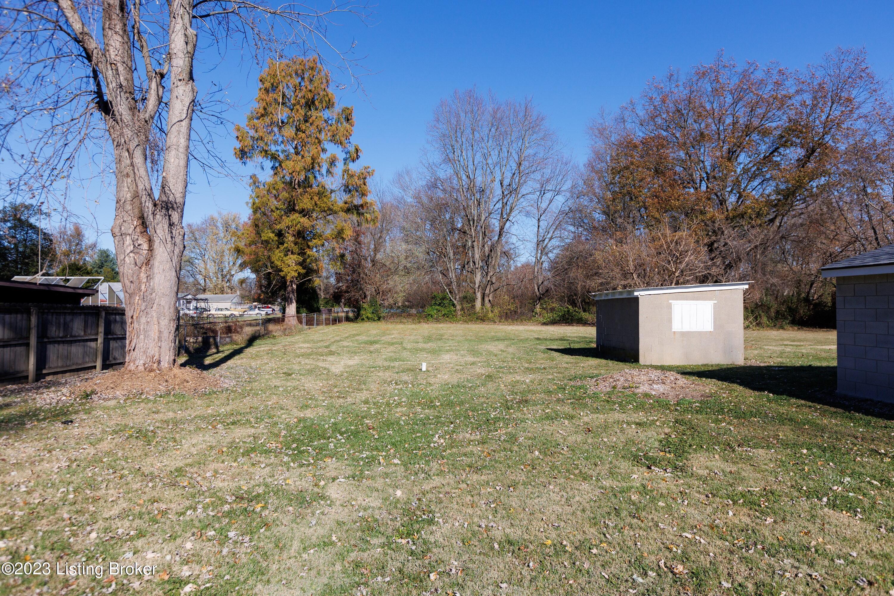4515 Dover Road Louisville, KY 40216 - Photo 24 of 39 Large back yard