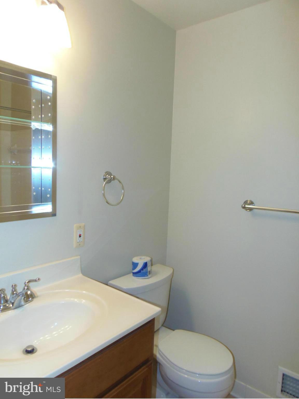9560 North Laurel Road Laurel, MD 20723 - Photo 18 of 30 Bath in Center Hall