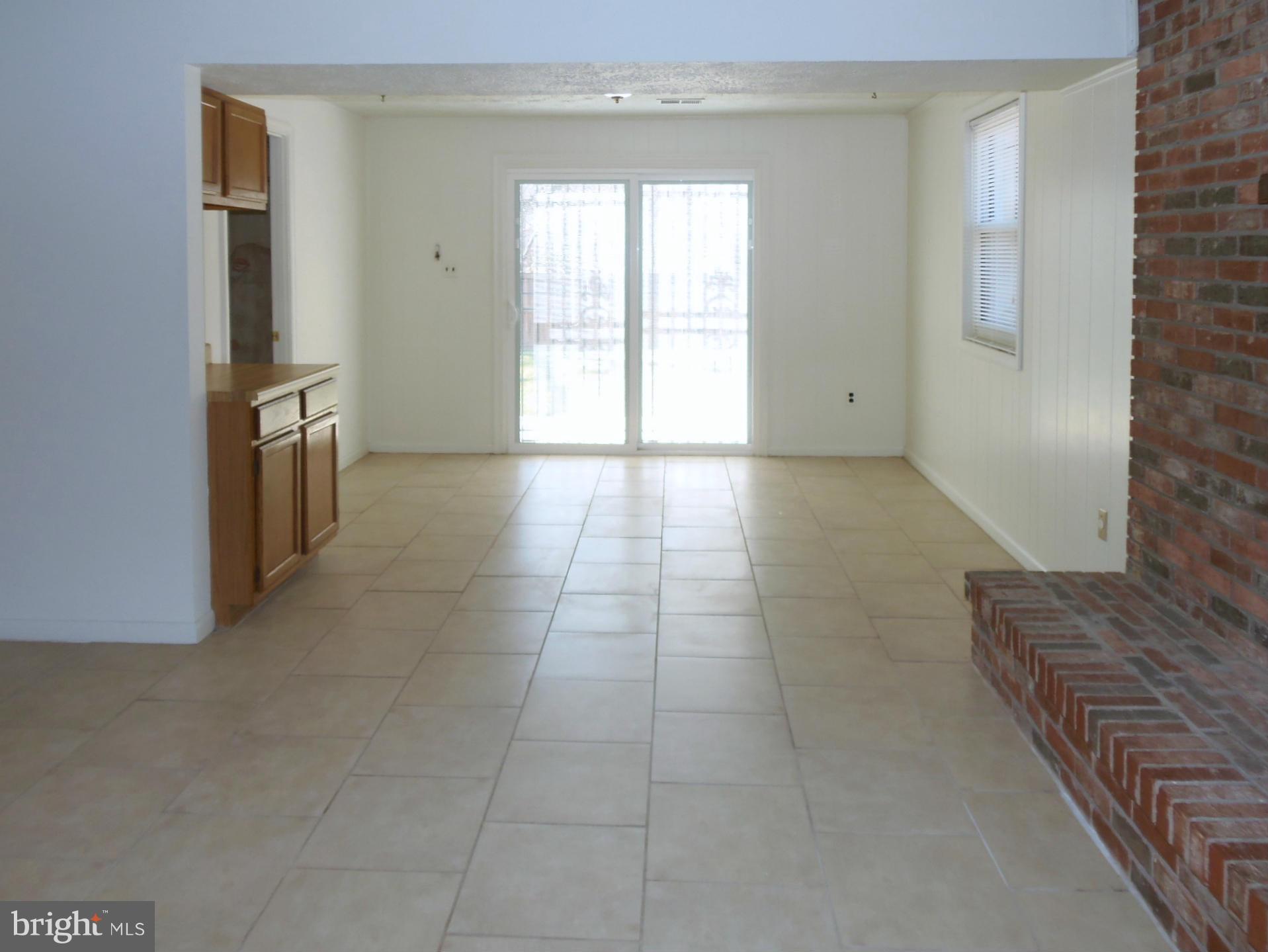 9560 North Laurel Road Laurel, MD 20723 - Photo 20 of 30 Family Room w/ Built In Cabinets
