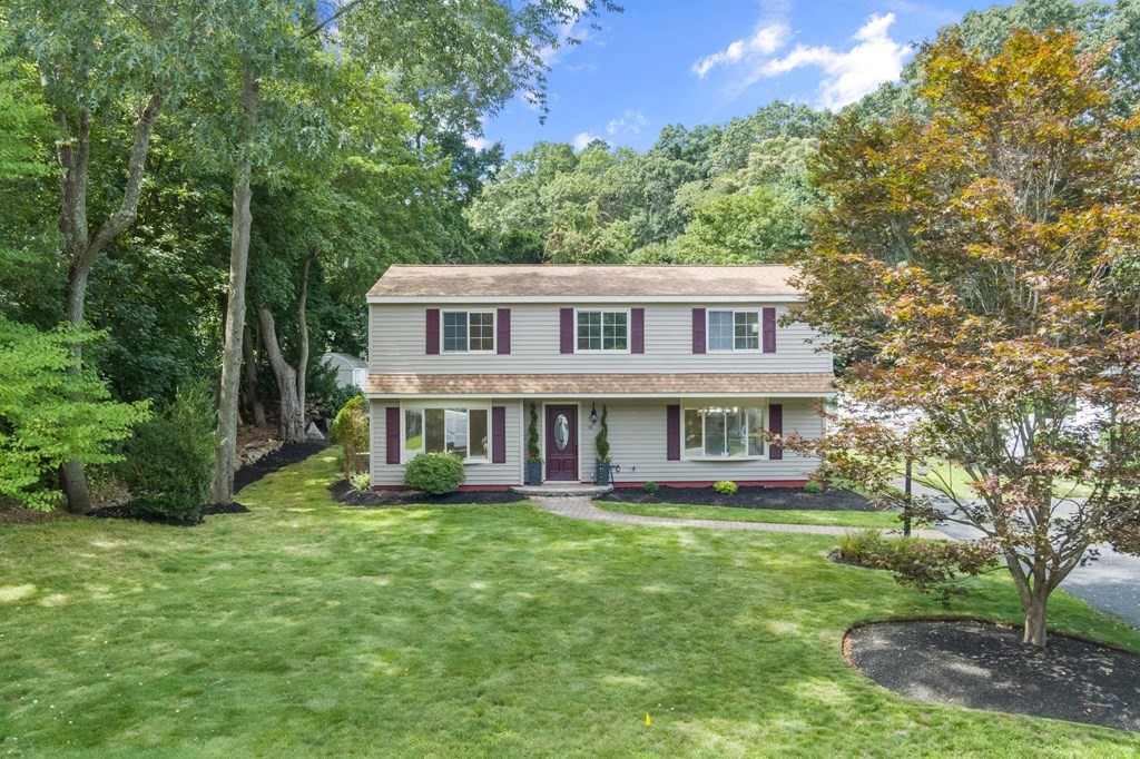 a view of a house with a yard