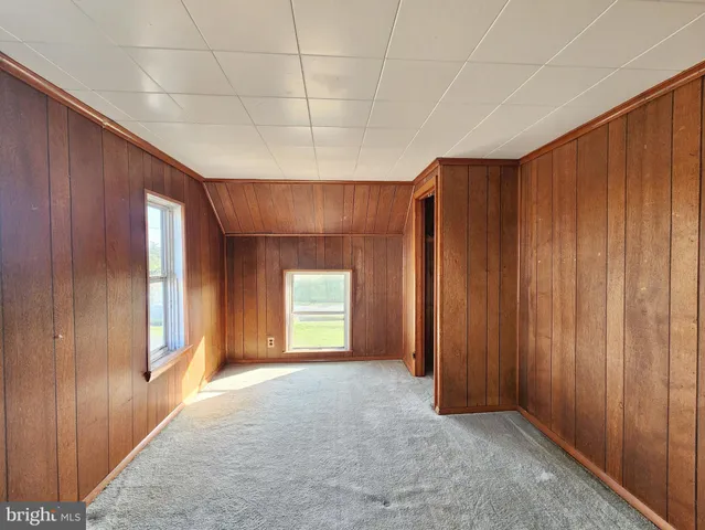 a view of empty room with window