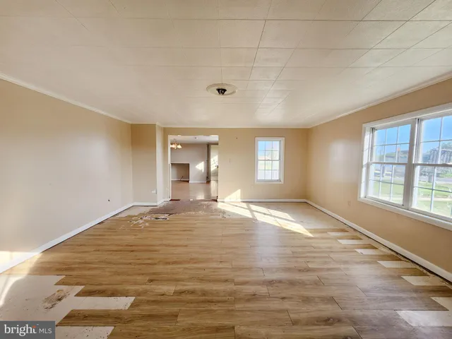 a view of empty room with window