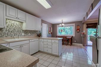 5823 Rabbit Run Drive St. Louis, MO 63129 - Photo 6 of 37 Gallery Image 6