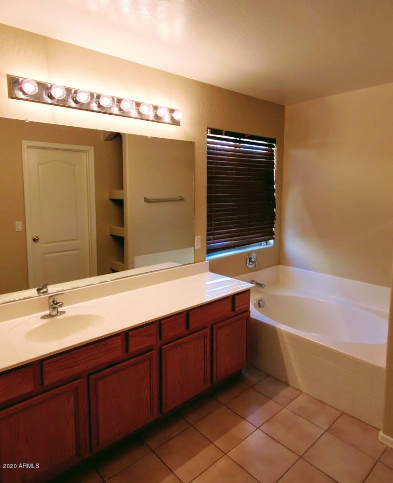 2534 West Maldonado Road Phoenix, AZ 85041 - Photo 11 of 18 2543 W maldonado master tub