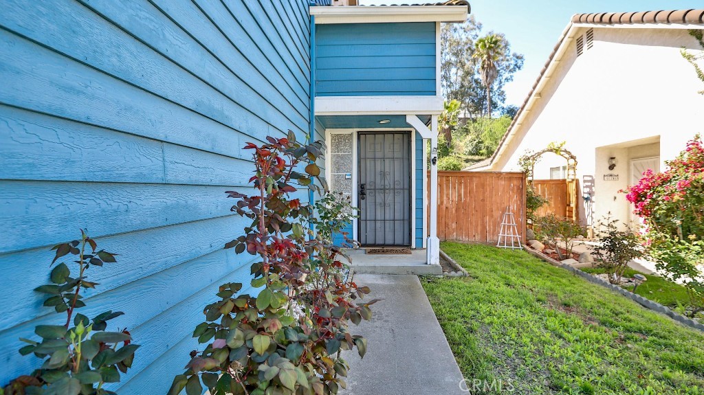 45299 Esmerado Court Temecula, CA 92592 - Photo 3 of 27 Entry door