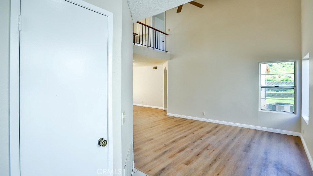 45299 Esmerado Court Temecula, CA 92592 - Photo 5 of 27 Entry to living room