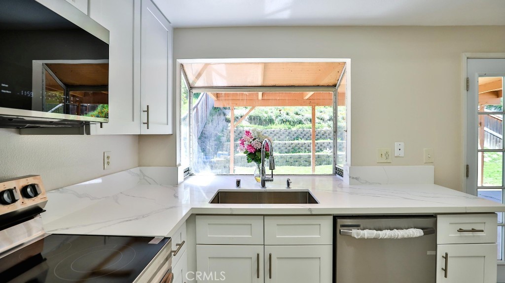 45299 Esmerado Court Temecula, CA 92592 - Photo 8 of 27 Kitchen