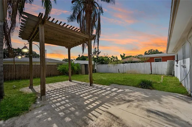 a view of a backyard