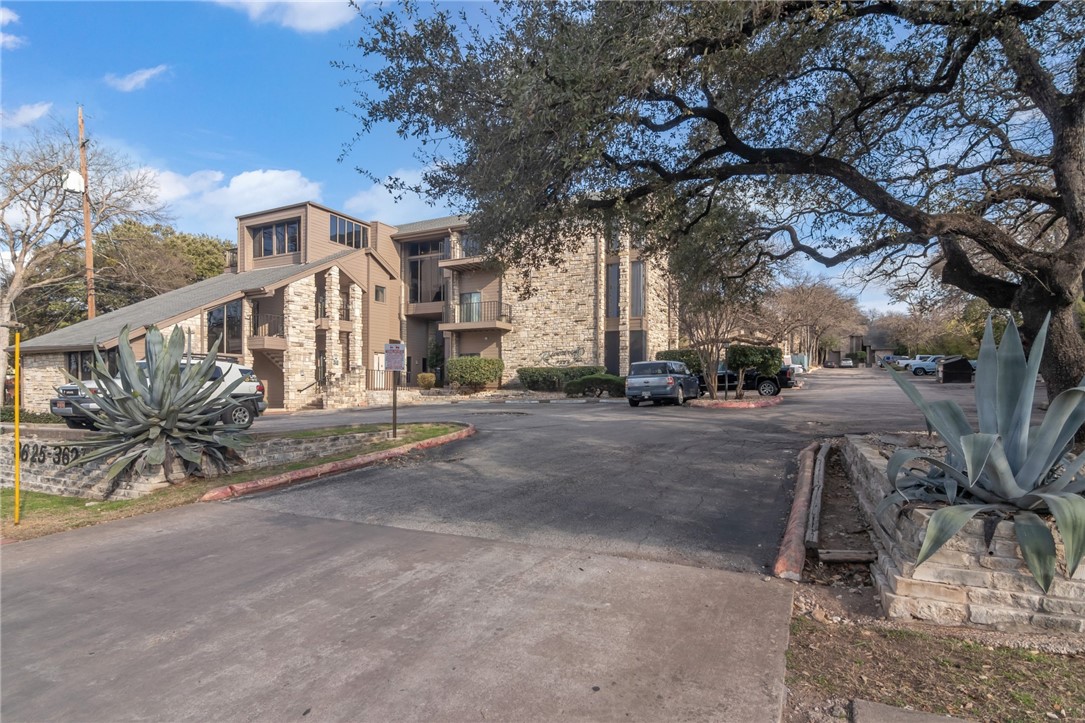 Entrance to complex is on Menchaca. The Grove Apartments are next door on the right. Go to dead end and park by the pool.  Walk past the pool and go down the sidewalk to your left. #112 is on the 1st entry way to your left.