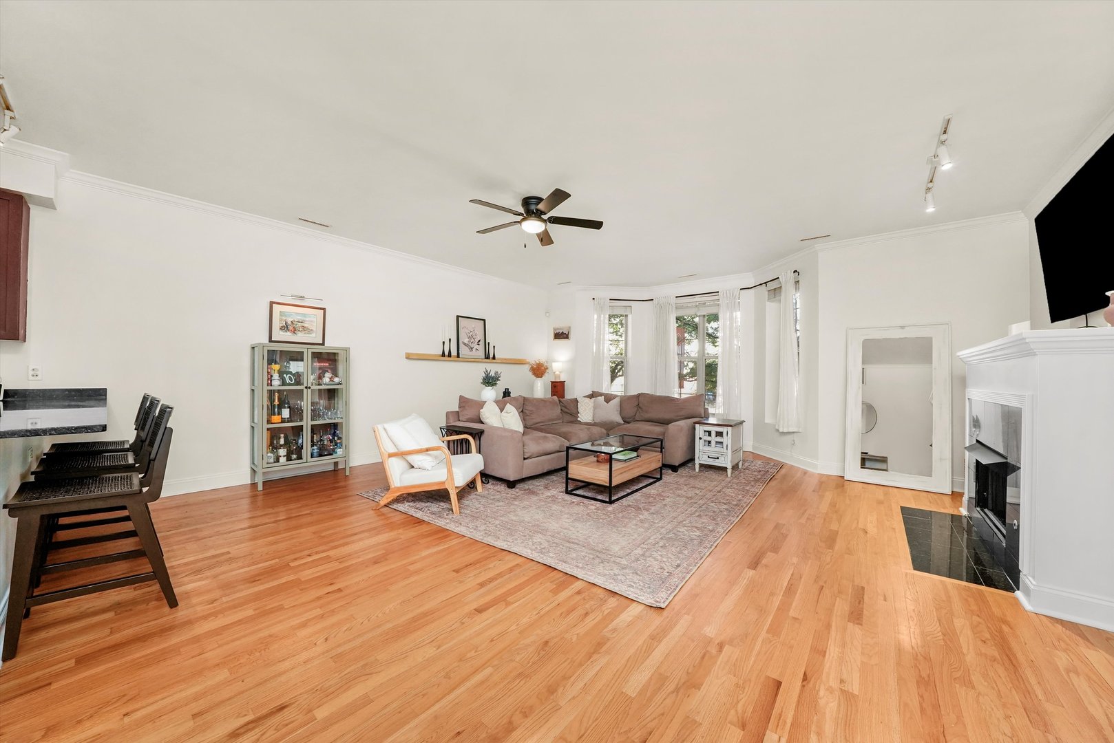 1807 West Addison Street, Unit 2W Chicago, IL 60613 - Photo 4 of 15 Gallery Image 4