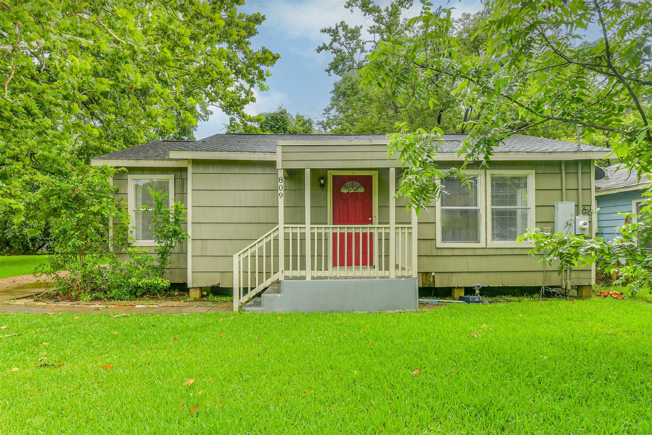 Welcome to 809 Chestnut in La Marque! Available for immediate move in.