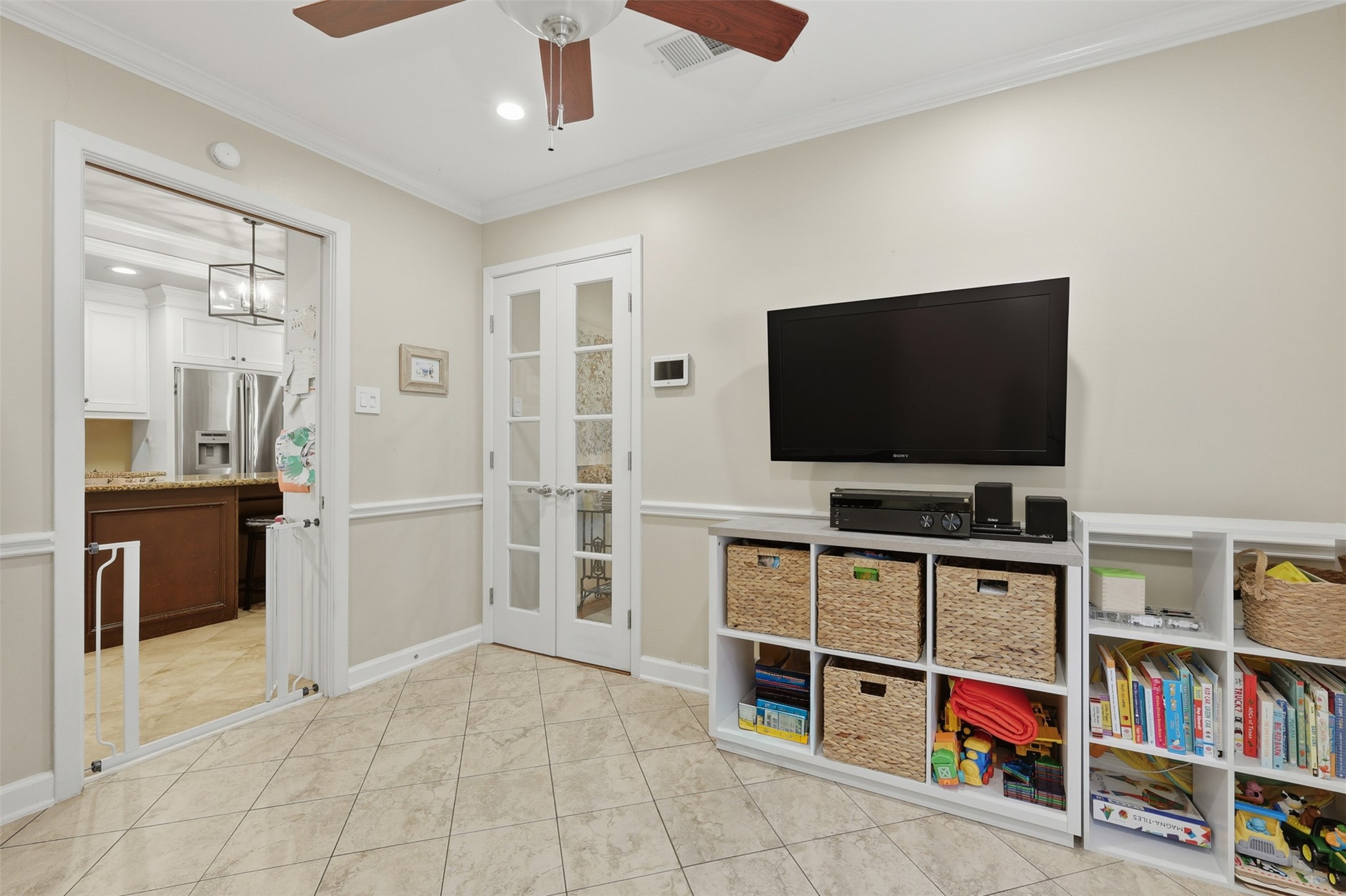 6236 Locke Lane Houston, TX 77057 - Photo 17 of 34 a room with furniture and flat screen tv