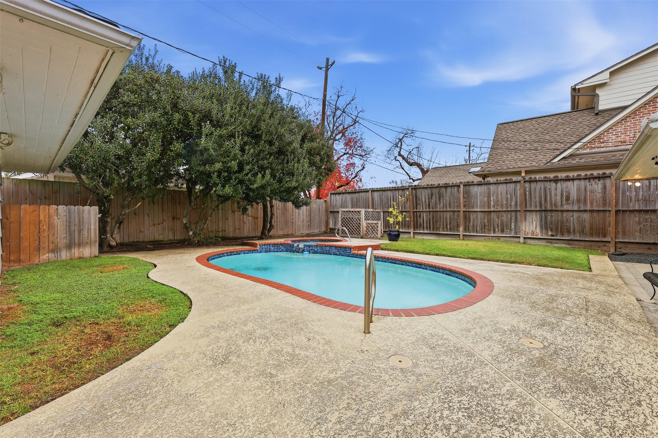 6236 Locke Lane Houston, TX 77057 - Photo 27 of 34 a view of a backyard with a small pool