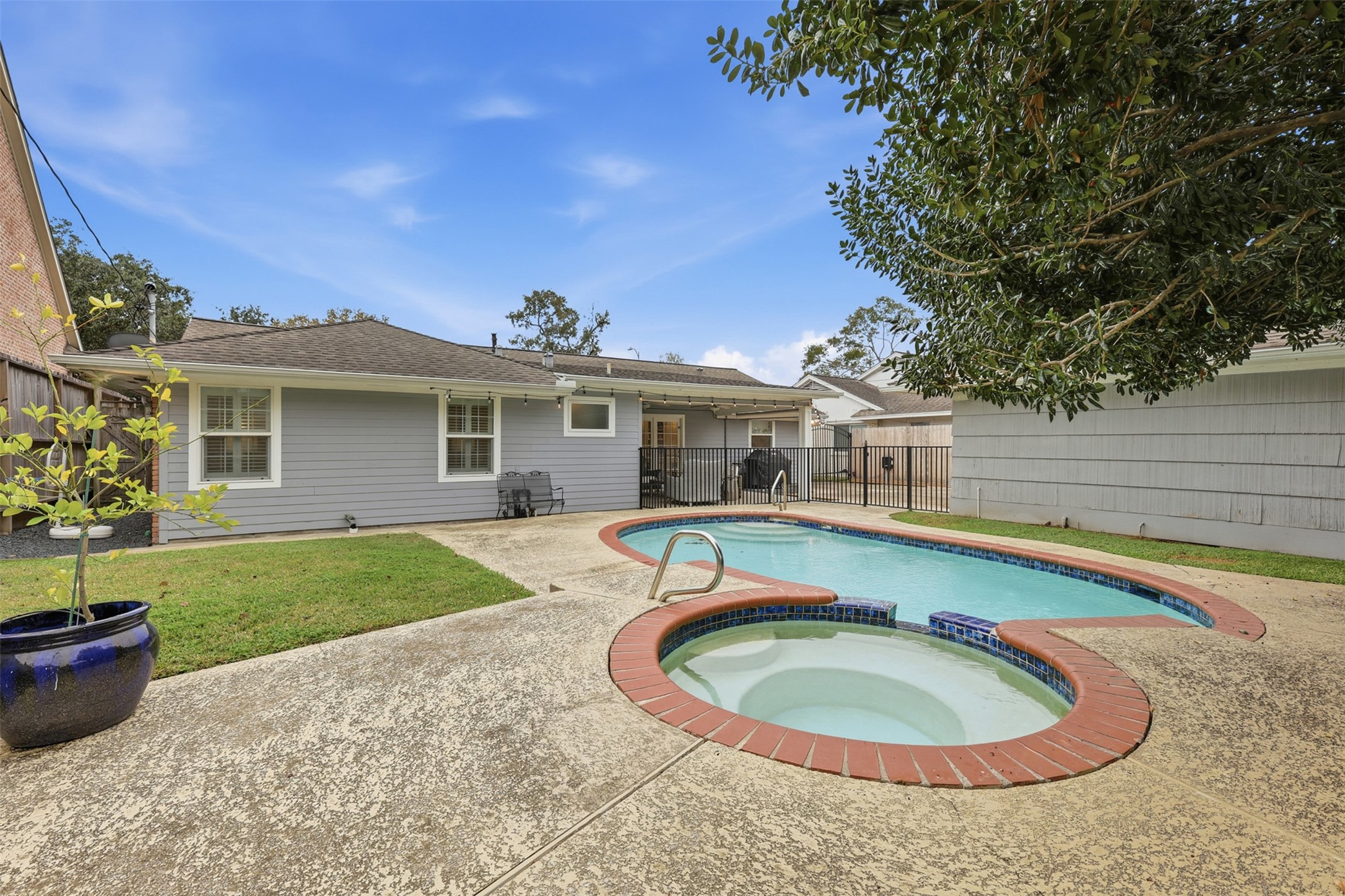 6236 Locke Lane Houston, TX 77057 - Photo 28 of 34 a view of a house with swimming pool and yard