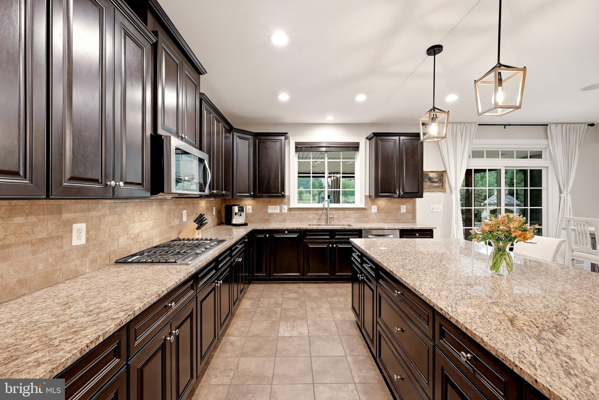 Gas cooktop & granite counters