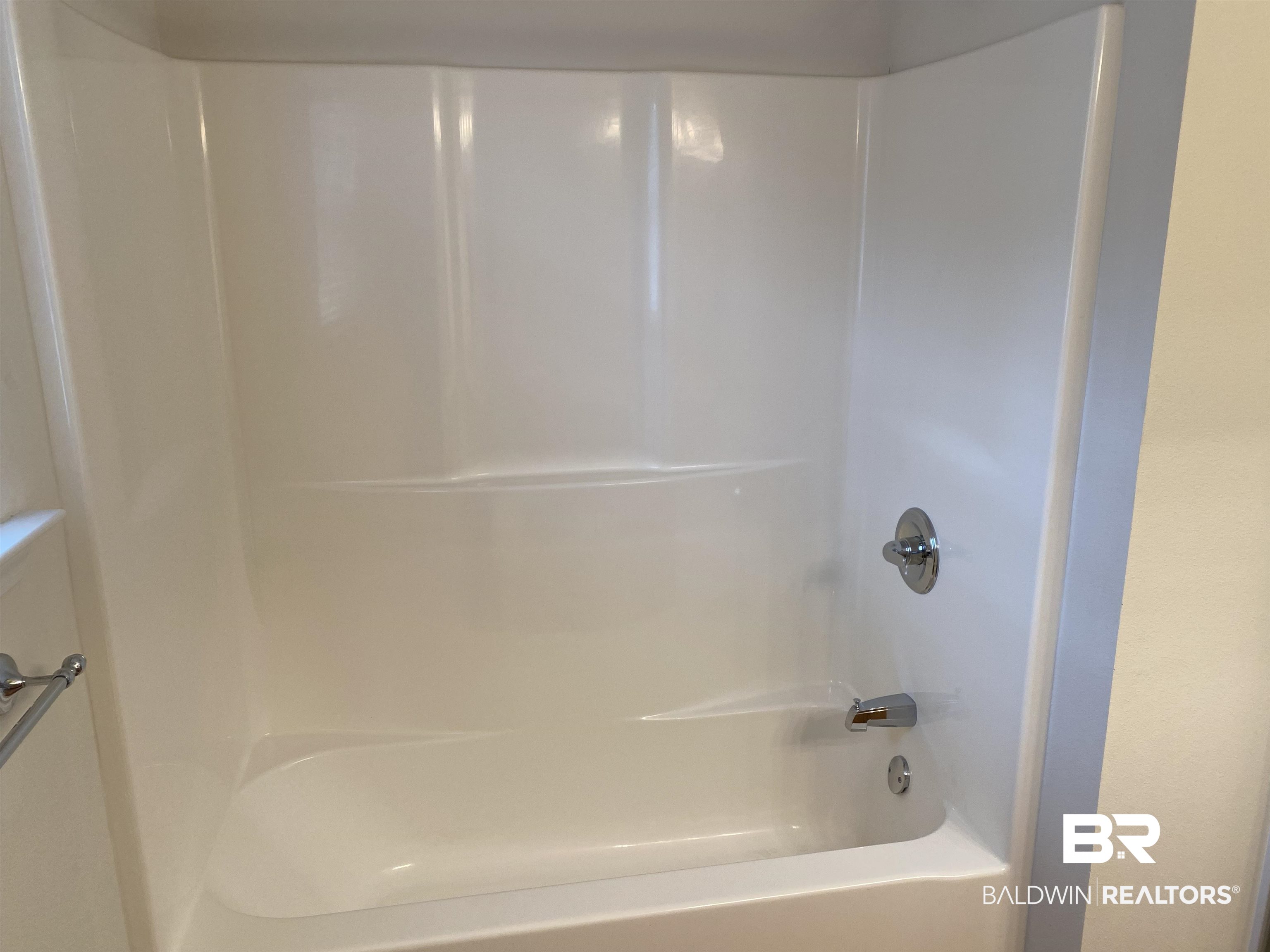 7742 Avery Lane Daphne, AL 36526 - Photo 12 of 41 2nd Bath shower/tub combo