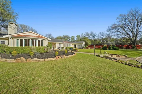 a view of yard with tree in the background