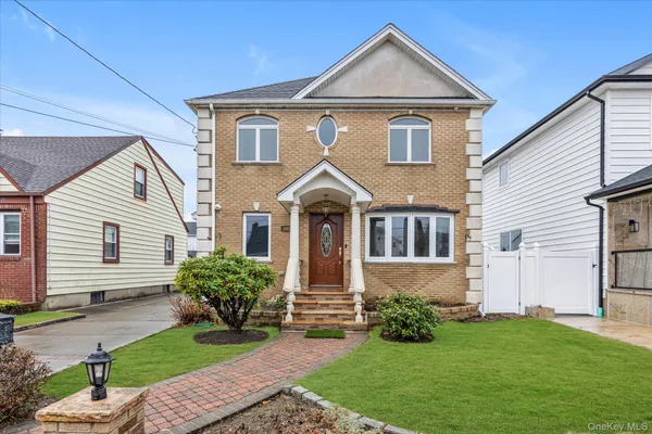 $998,000 | 203 Pershing Parkway, Mineola, NY 11501
