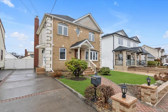 $1,099,000 | 203 Pershing Parkway, Mineola, NY 11501