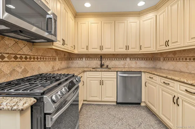 $1,099,000 | 203 Pershing Parkway, Mineola, NY 11501