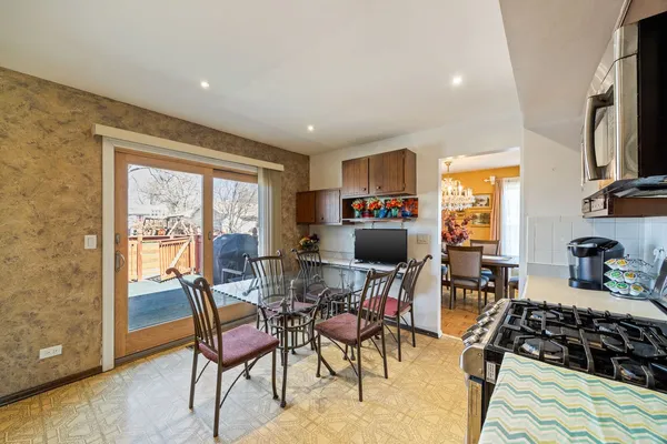 $450,000 | 251 Hawthorne Drive, Bloomingdale, IL 60108