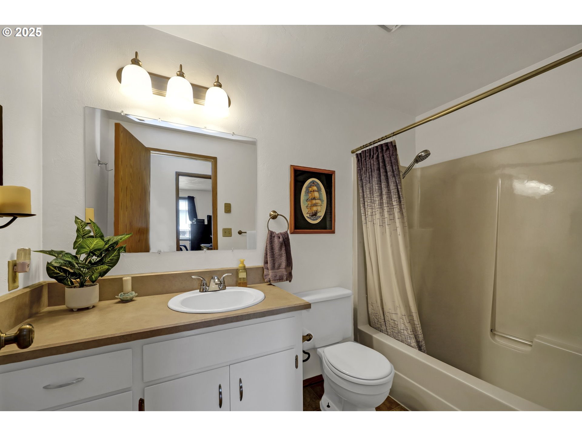 3670 Plumtree Drive Eugene, OR 97402 - Photo 31 of 47 a bathroom with a sink toilet and shower