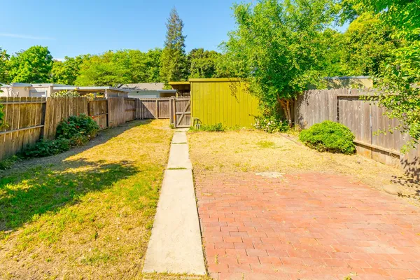 a view of a backyard