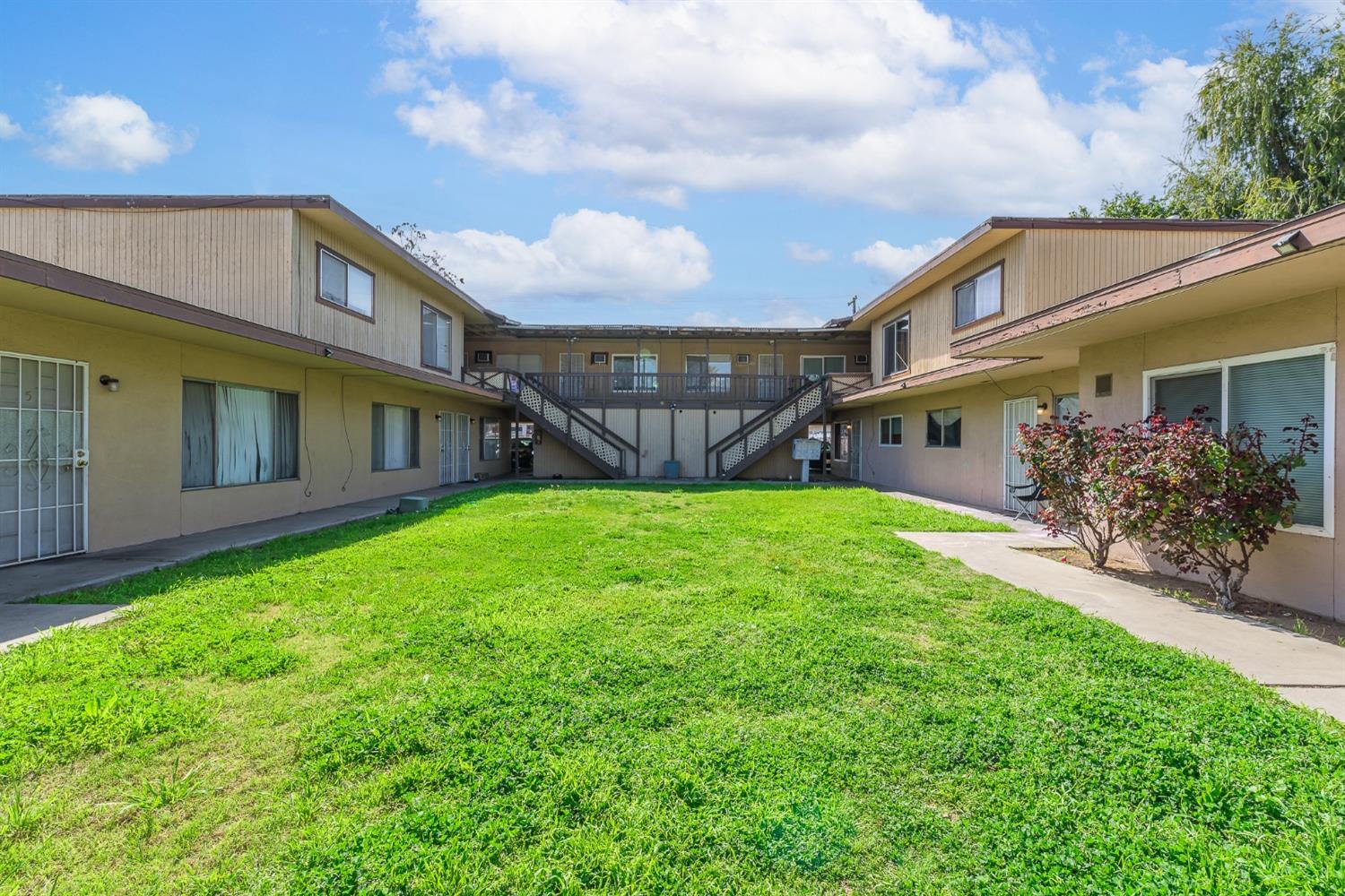 132 West 18th Street Merced, CA 95340 - Photo 3 of 23 a house view with a garden space