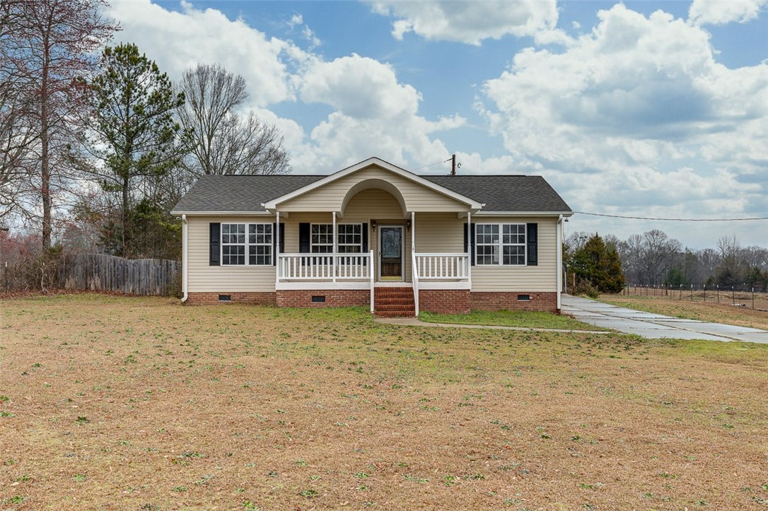102 Oak Hill Road Belton, SC 29627 - Photo 1 of 32