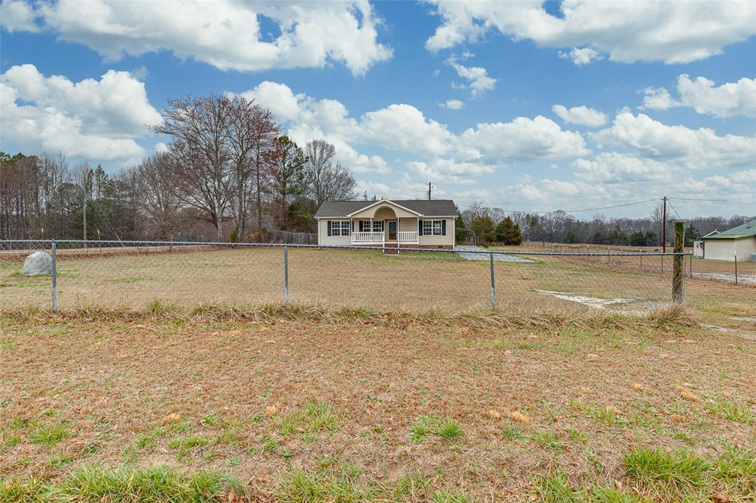 102 Oak Hill Road Belton, SC 29627 - Photo 2 of 32
