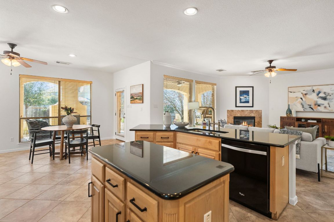 7809 Tusman Drive Austin, TX 78735 - Photo 18 of 40 Kitchen with an island