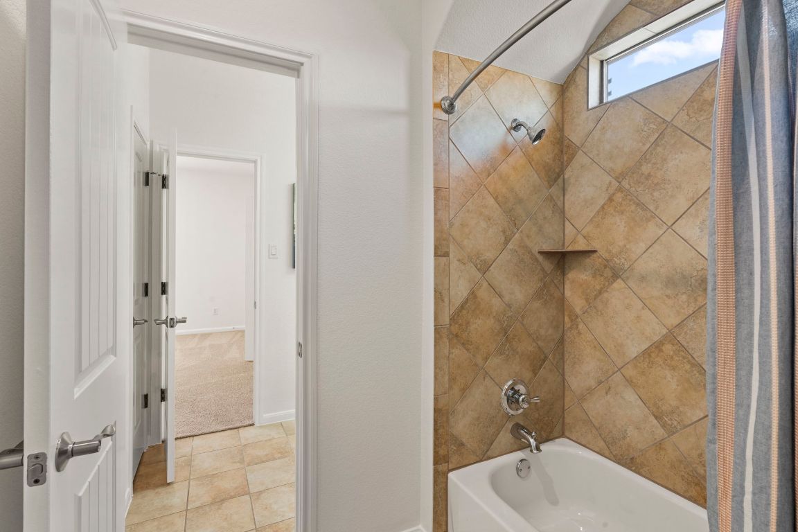 7809 Tusman Drive Austin, TX 78735 - Photo 31 of 40 Jack and Jill bathroom