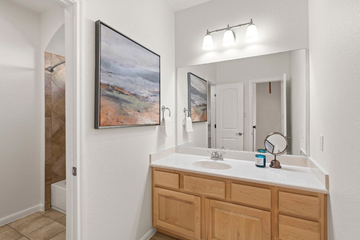7809 Tusman Drive Austin, TX 78735 - Photo 32 of 40 Jack and Jill bathroom