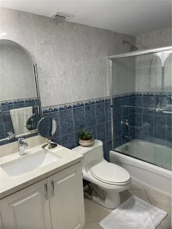 $4,500 | 2555 Collins Avenue, Unit 704, Miami Beach, FL 33140