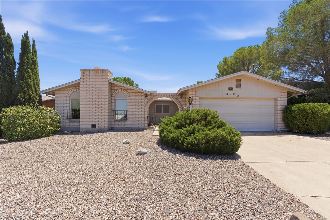 590 Ridgecrest Drive Kingman, AZ 86409 - Photo 2 of 33 a front view of a house with a yard