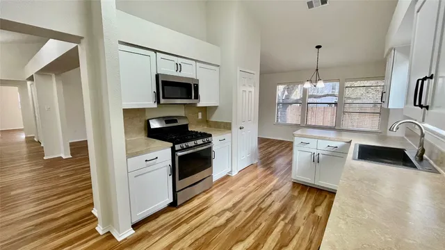 $2,400 | 6601 Shiner Street, Austin, TX 78729