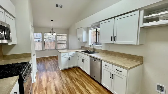 $2,400 | 6601 Shiner Street, Austin, TX 78729