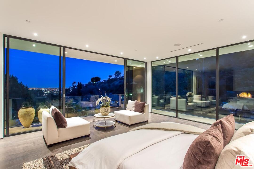 1424 Rising Glen Road Los Angeles, CA 90069 - Photo 4 of 48 a living room with furniture and lamp