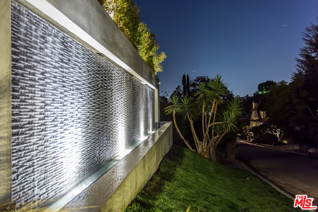 1424 Rising Glen Road Los Angeles, CA 90069 - Photo 46 of 48 a view of outdoor space with garden