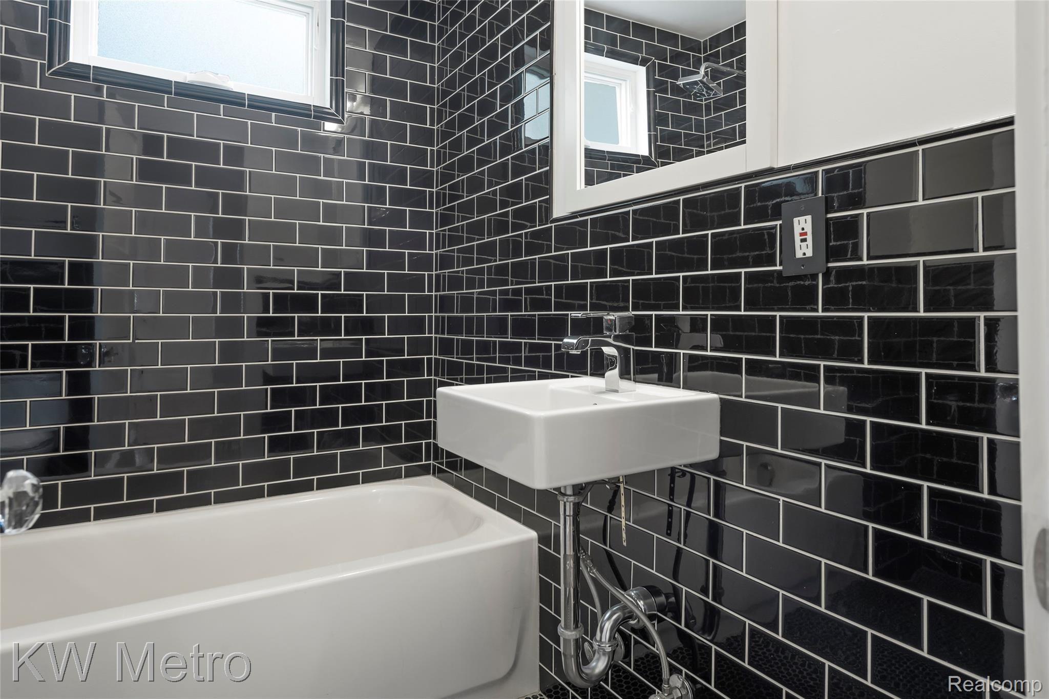 909 Princeton Road Berkley, MI 48072 - Photo 22 of 33 Bathroom
