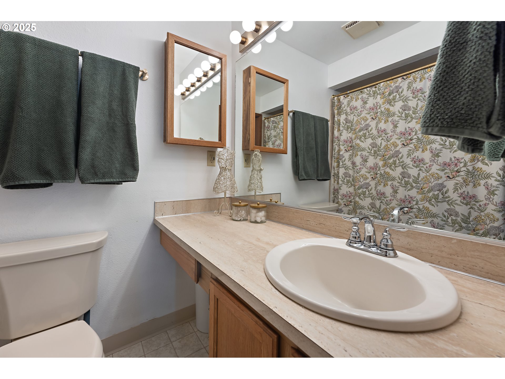 18100 Southwest Barcelona Way Beaverton, OR 97007 - Photo 20 of 41 a bathroom with a sink a toilet and mirror