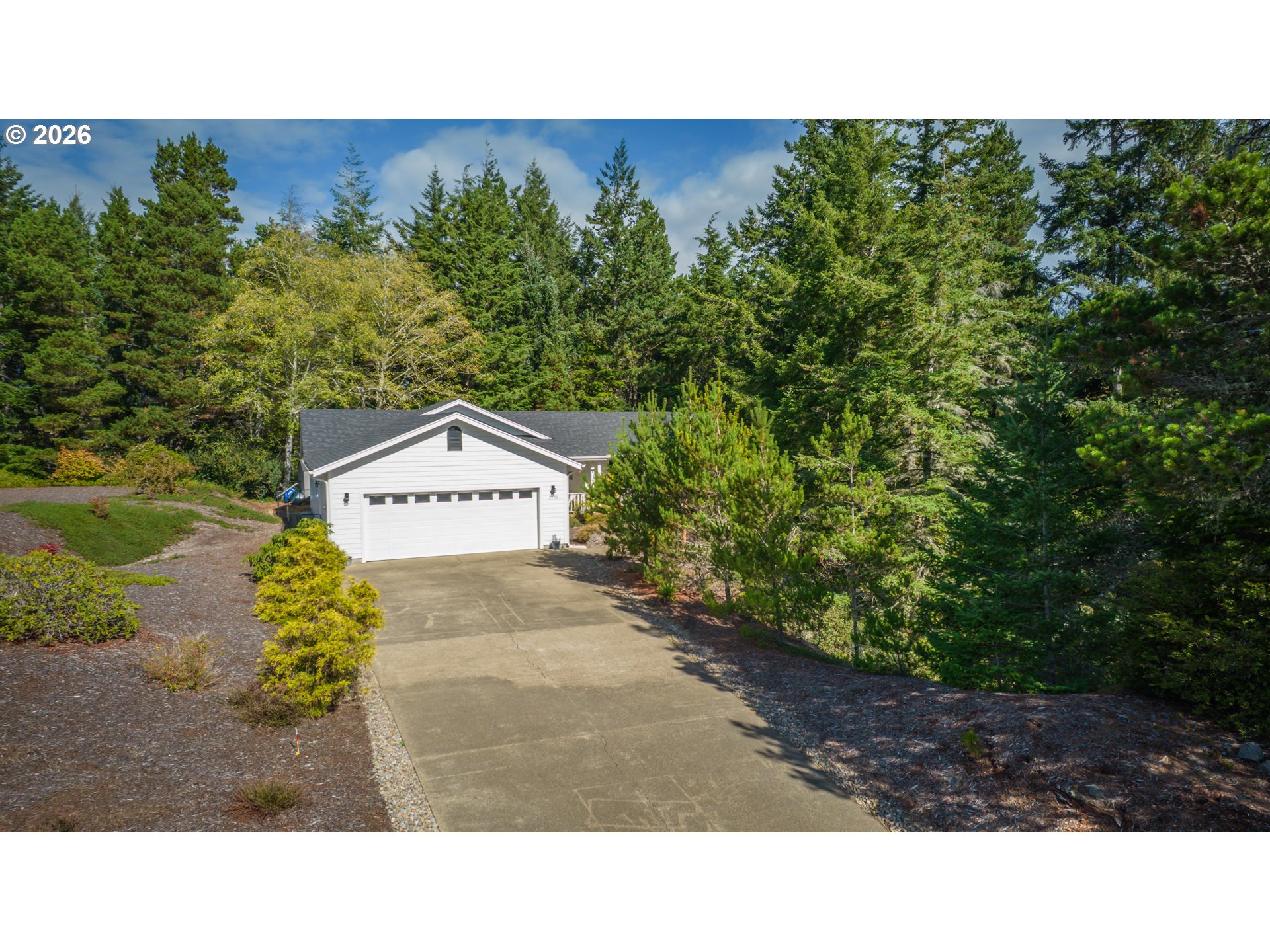2193 13th Street Florence, OR 97439 - Photo 4 of 48 a picture of a park