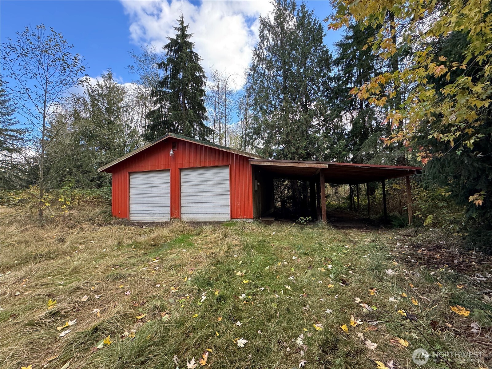 a view of a backyard of the house