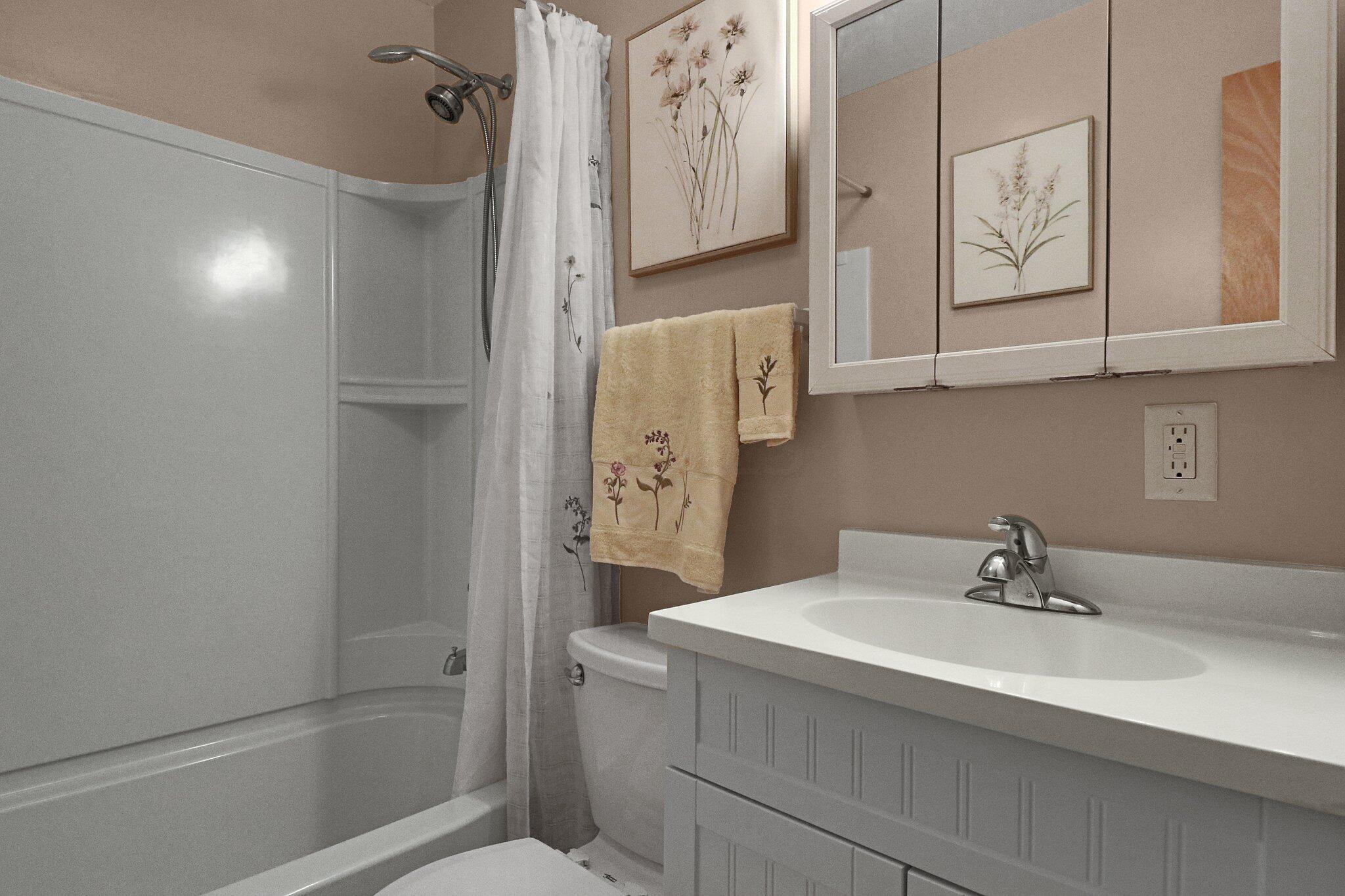 1017 Loring Road Columbus, OH 43224 - Photo 10 of 28 full hall bath
