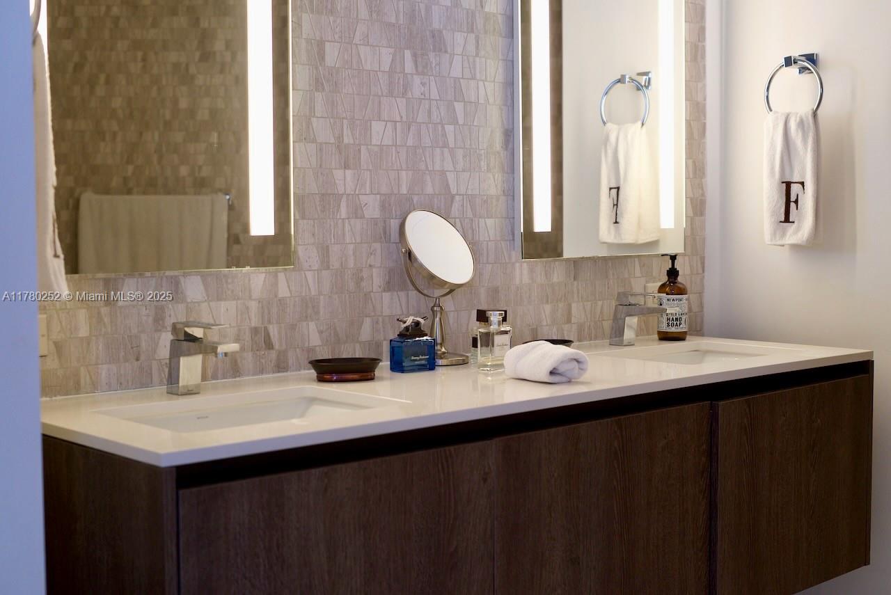 68 Southeast 6th Street, Unit 2001 Miami, FL 33131 - Photo 13 of 22