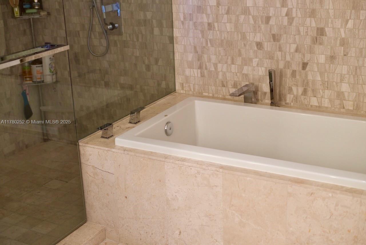 68 Southeast 6th Street, Unit 2001 Miami, FL 33131 - Photo 14 of 22