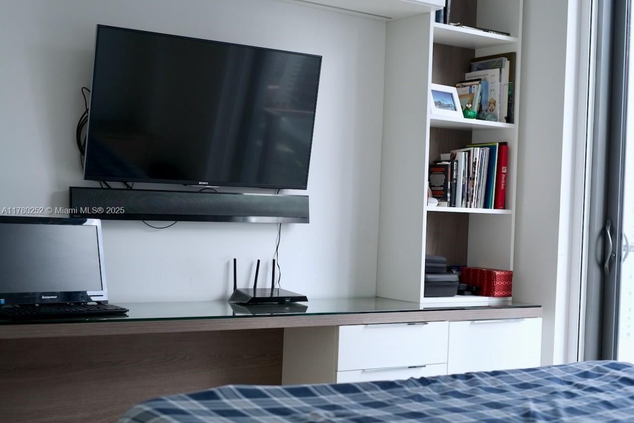 68 Southeast 6th Street, Unit 2001 Miami, FL 33131 - Photo 17 of 22