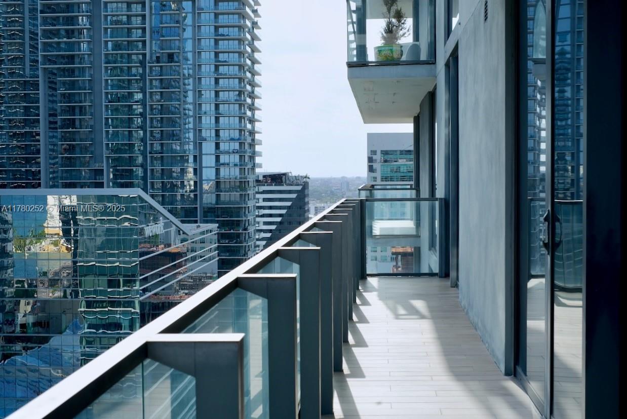 68 Southeast 6th Street, Unit 2001 Miami, FL 33131 - Photo 9 of 22