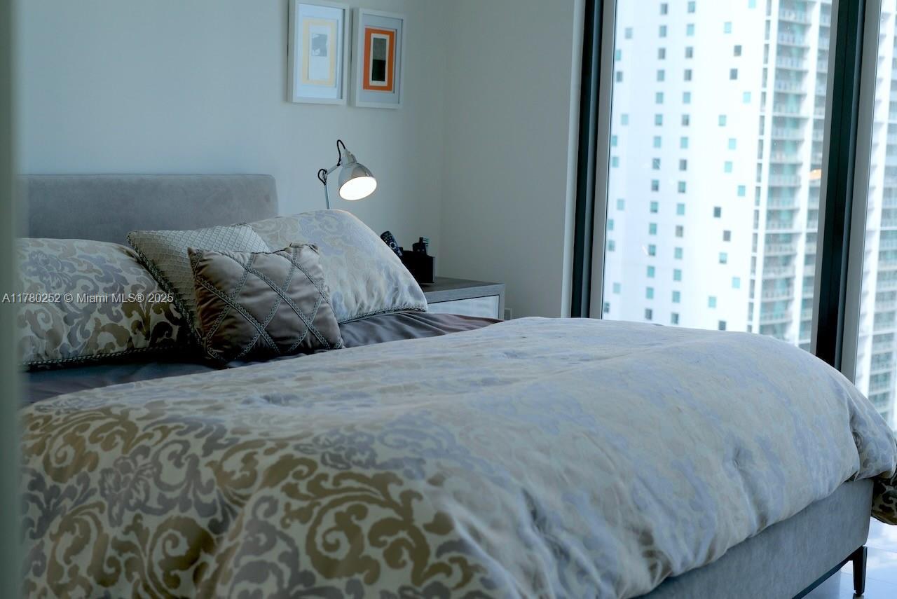 68 Southeast 6th Street, Unit 2001 Miami, FL 33131 - Photo 10 of 22