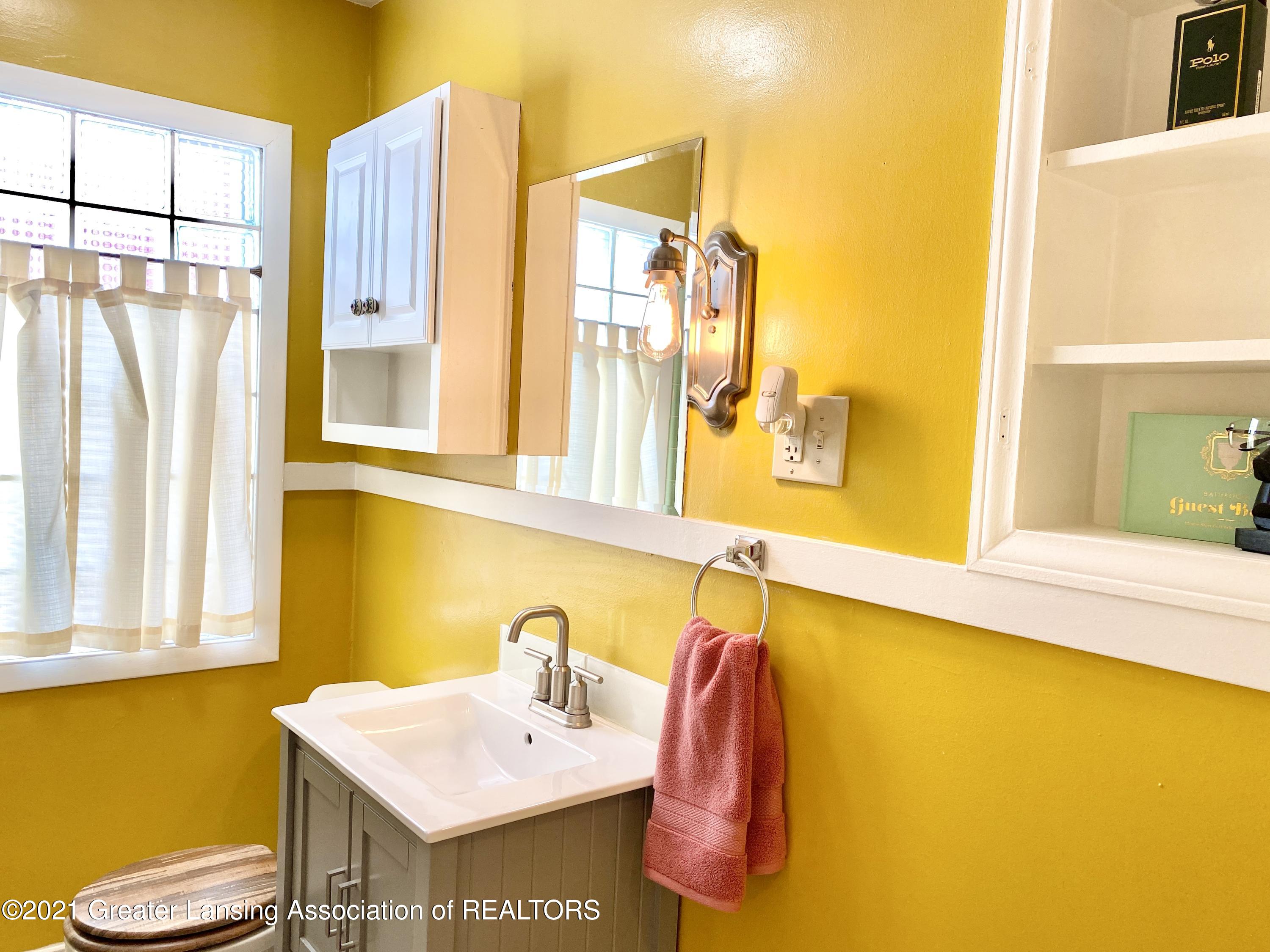 611 Riley Street Lansing, MI 48910 - Photo 29 of 41 Full Bathroom